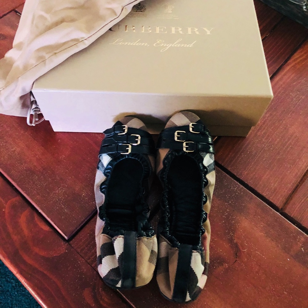 Burberry flats 42